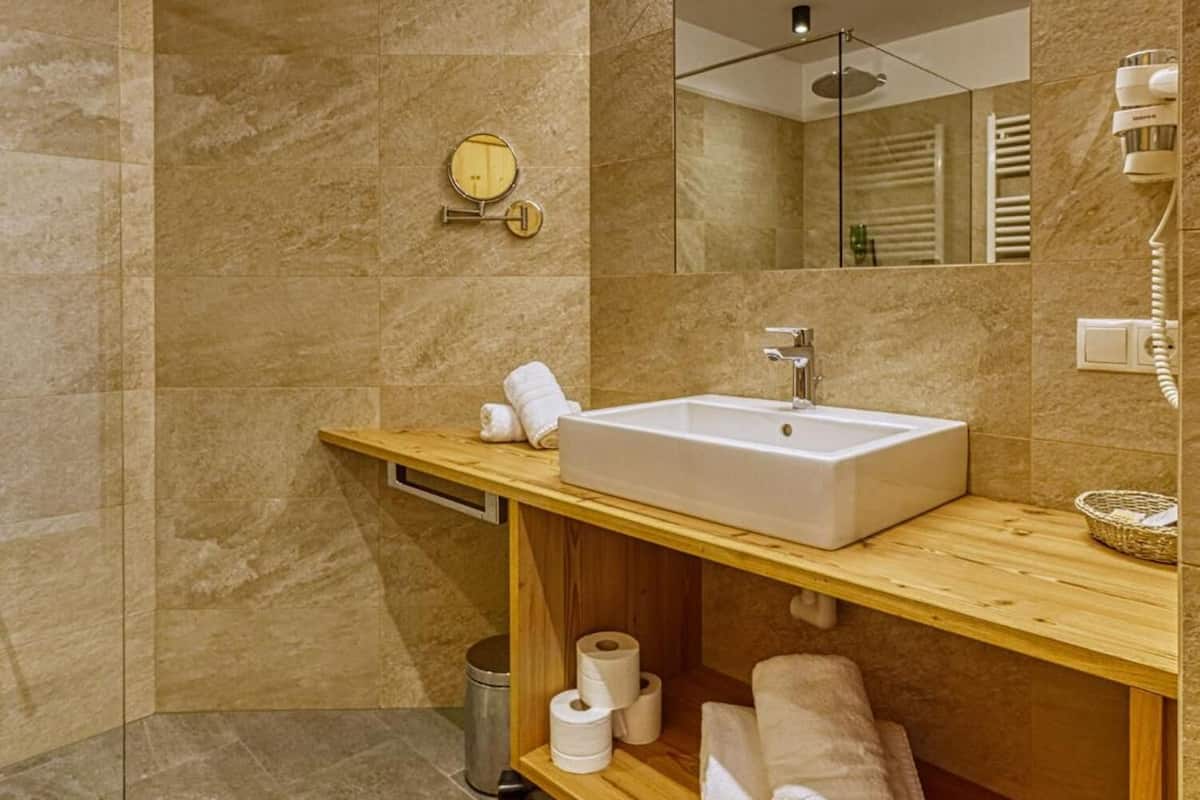 free toiletries, bidet, towels