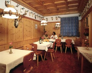 Bar (on property) - Hotel Rose (Villabassa)