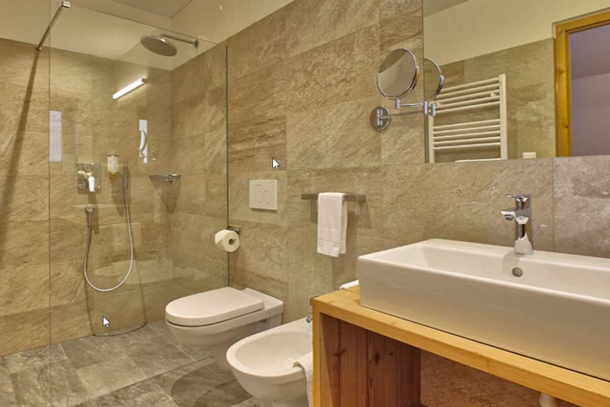 free toiletries, bidet, towels