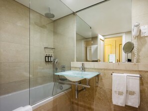 Charming Twin Balcony | Badkamer | Een bad/douchecombinatie, een diep bad, een regendouche