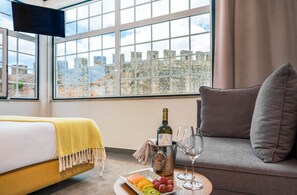 Minibar, coffres-forts dans les chambres, décoration personnalisée