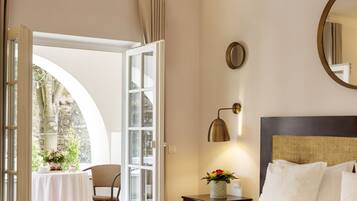 Charming Double Balcony | Minibar, caja fuerte, decoración individual y mobiliario individual