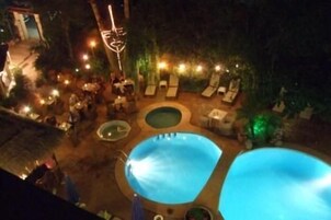 Una piscina al aire libre, tumbonas