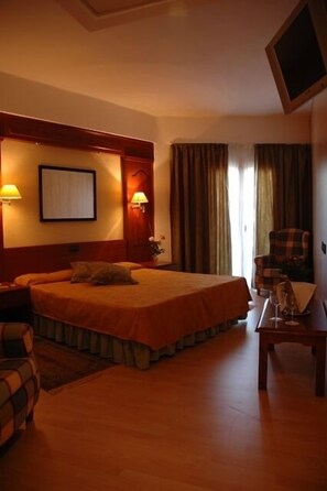 Minibar, escritorio, Internet por cable