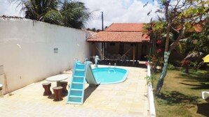 Outdoor pool, pool umbrellas, sun loungers - Pousada Veraneio (Fortaleza)
