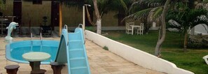 Piscine extérieure, parasols, chaises longues