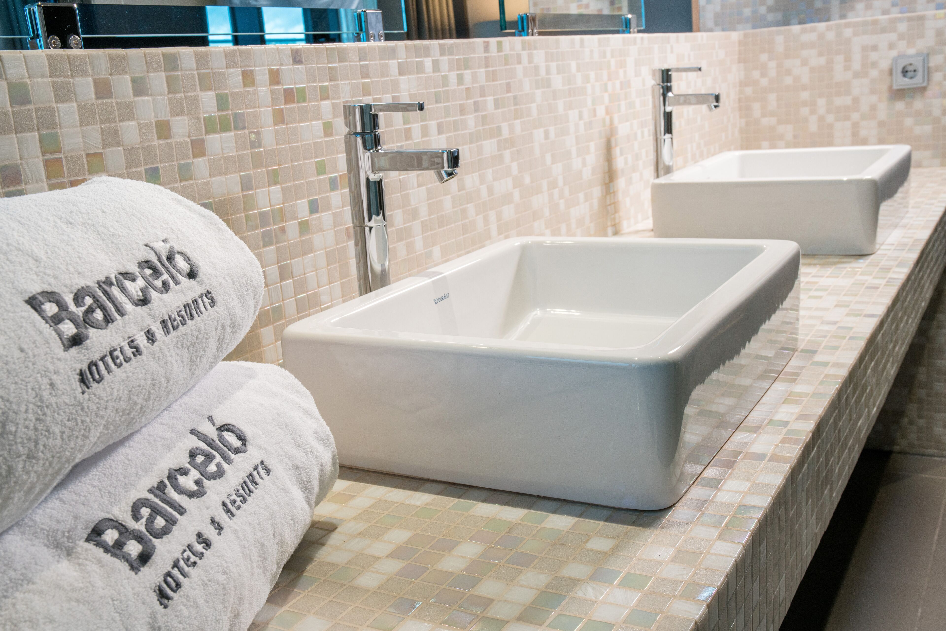 shower, rainfall showerhead, free toiletries, hair dryer