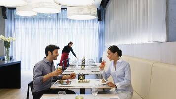 Petit déjeuner, déjeuner et dîner servis sur place