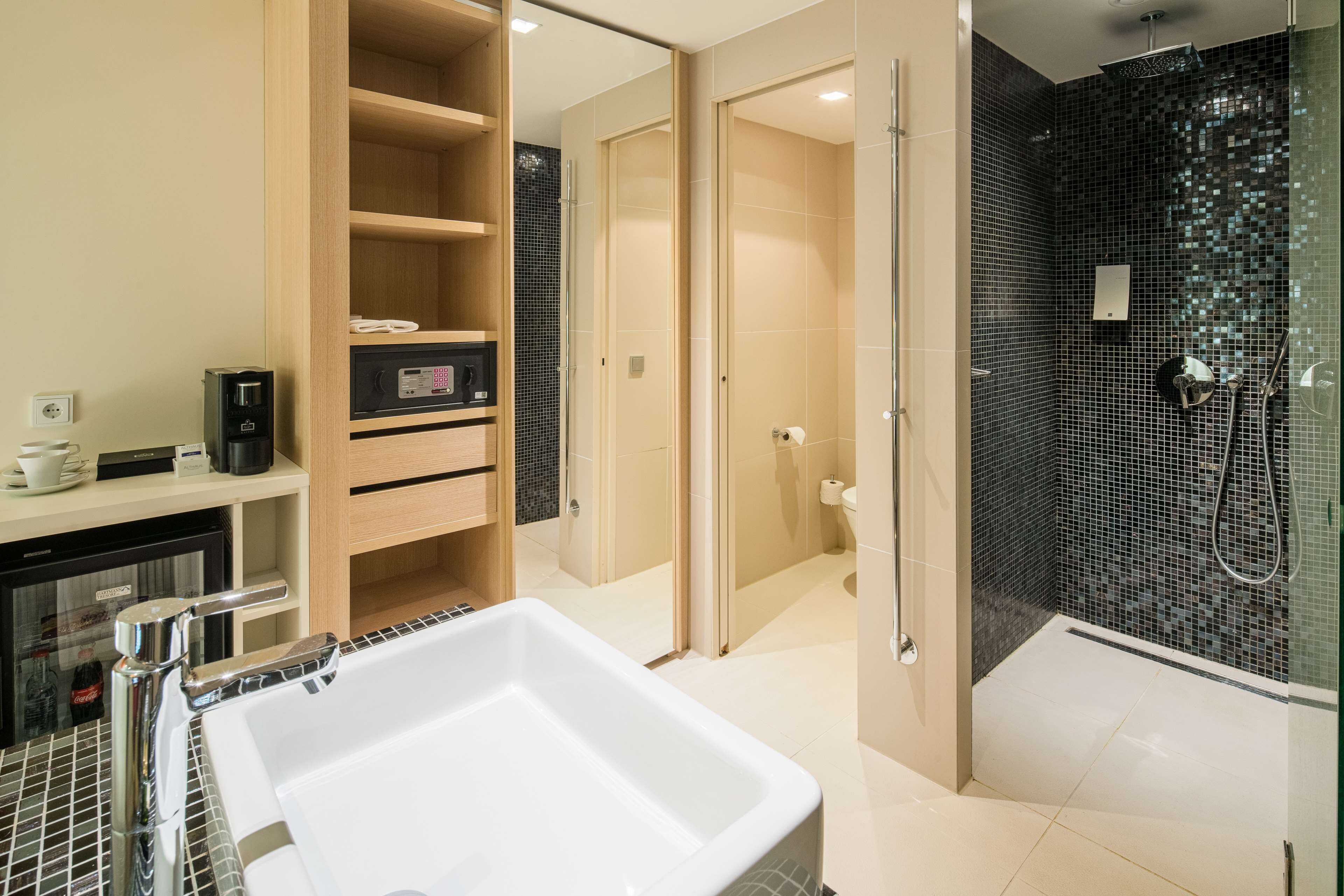 deluxe room (deluxe) | hypo-allergenic bedding, minibar, in-room safe, desk