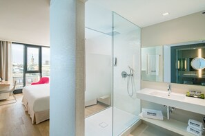Deluxe Room, City View | Hypo-allergenic bedding, minibar, in-room safe, desk