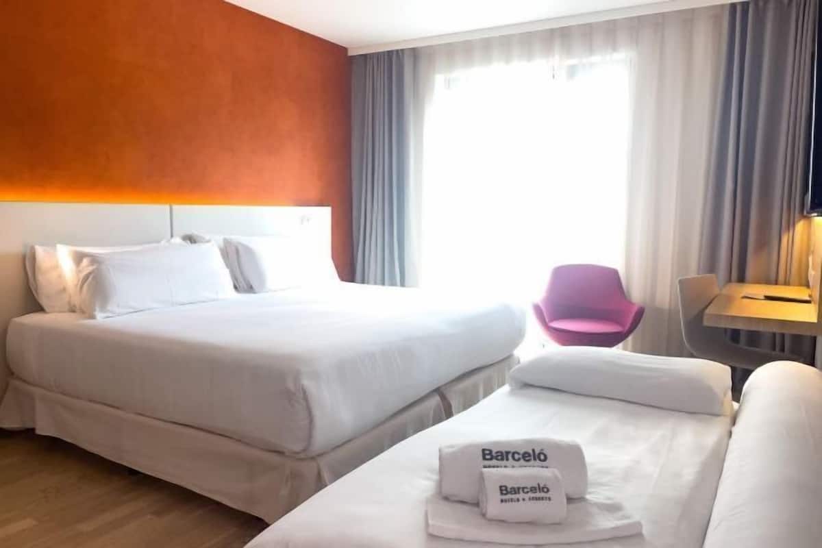 Hypo-allergenic bedding, minibar, in-room safe, desk