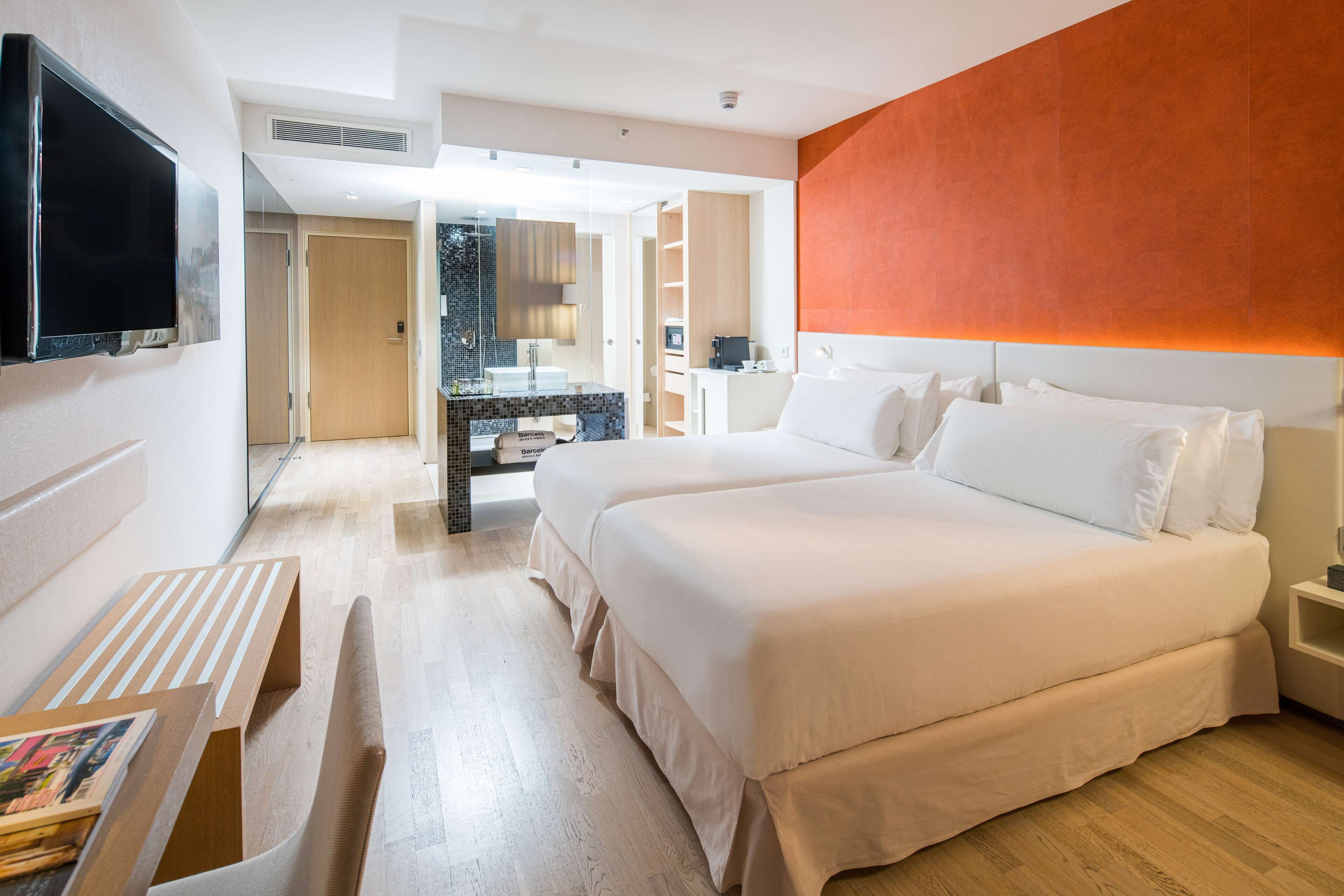 superior room | hypo-allergenic bedding, minibar, in-room safe, desk