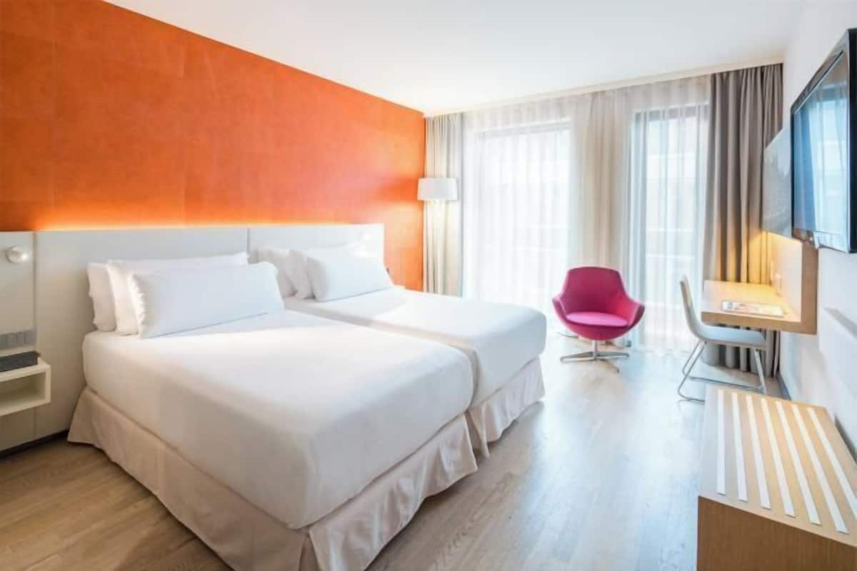 Hypo-allergenic bedding, minibar, in-room safe, desk