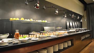 Disposición de bufé con diversos alimentos y un cartel que dice 'Buffet Buffet'.