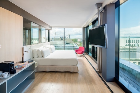 Hypo-allergenic bedding, minibar, in-room safe, desk