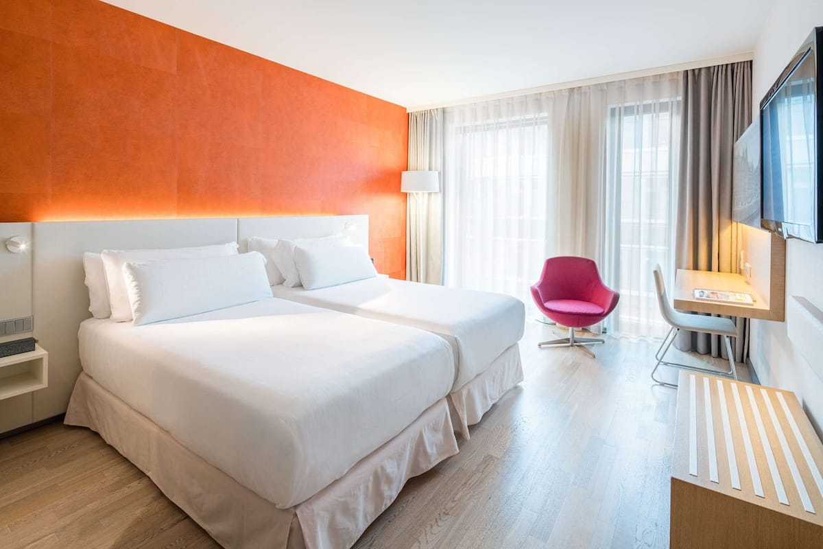 Hypo-allergenic bedding, minibar, in-room safe, desk