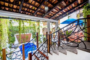 Outdoor pool, open 9:00 AM to 9:00 PM, pool umbrellas, sun loungers - Hotel Hacienda de Vallarta Centro (Puerto Vallarta)