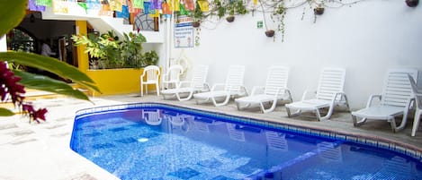 Piscina externa, funciona das 9h às 21h, guarda-sóis, espreguiçadeiras