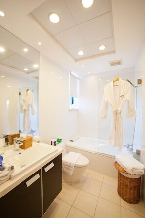 Luxury Apartment, 3 Bedrooms, River View | Bathroom | Separate bathtub and shower, deep-soaking bathtub, designer toiletries - Aquaspace Shanghai Serviced Apartment - On the Bund (Shanghai)