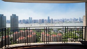 Ein Balkon mit Blick auf die Stadt, einen Fluss und Gebäude.