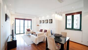 公寓, 2 间卧室, 河景 | 起居区 | 42-英寸液晶电视(配备卫星频道)、电视、DVD 播放器