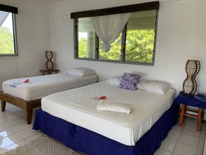 Habitación familiar, baño privado | Caja fuerte y ropa de cama