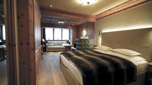 Kamar Standar | 1 kamar tidur, brankas, meja kerja, dan tirai kedap cahaya