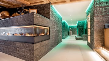 Een sauna, een stoombad, lichaamsbehandelingen, hotstone-massages