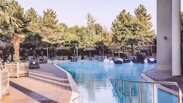 Plage privée, sable blanc, chaises longues, parasols