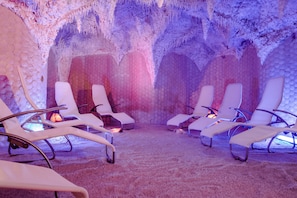 Couples treatment room(s), sauna, hot tub, steam room