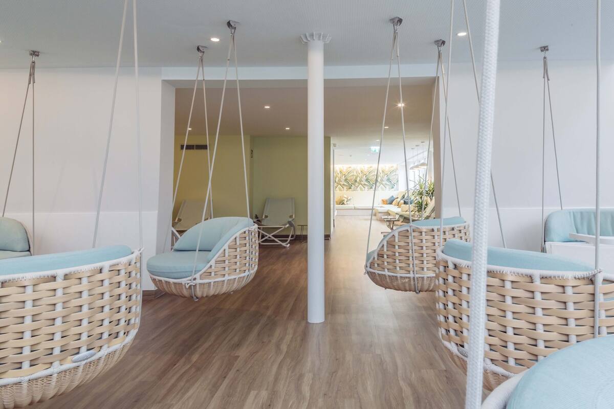 couples treatment room(s), sauna, hot tub, steam room