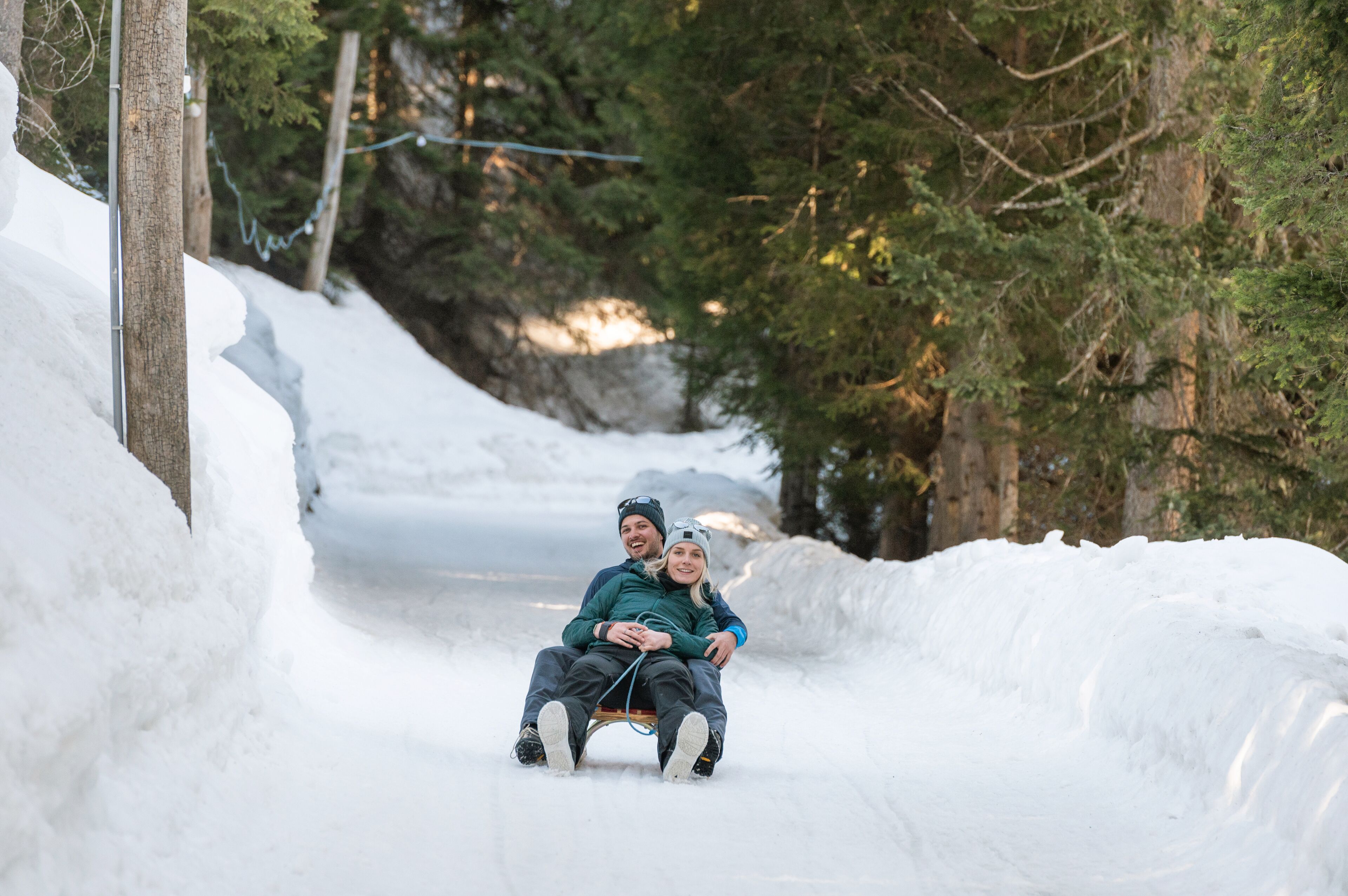 Un sendero nevado con un trineo.