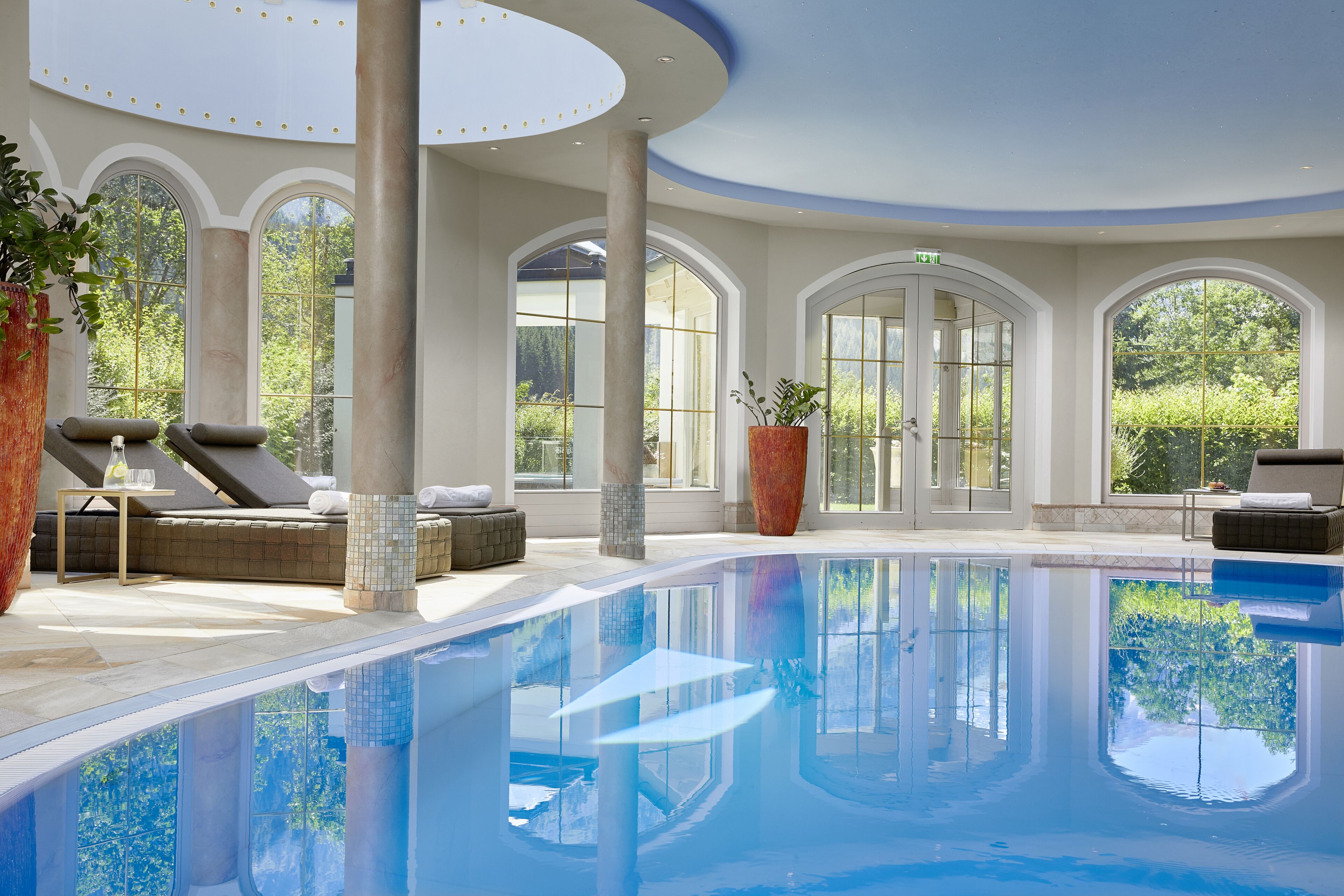 Una piscina techada, una piscina al aire libre