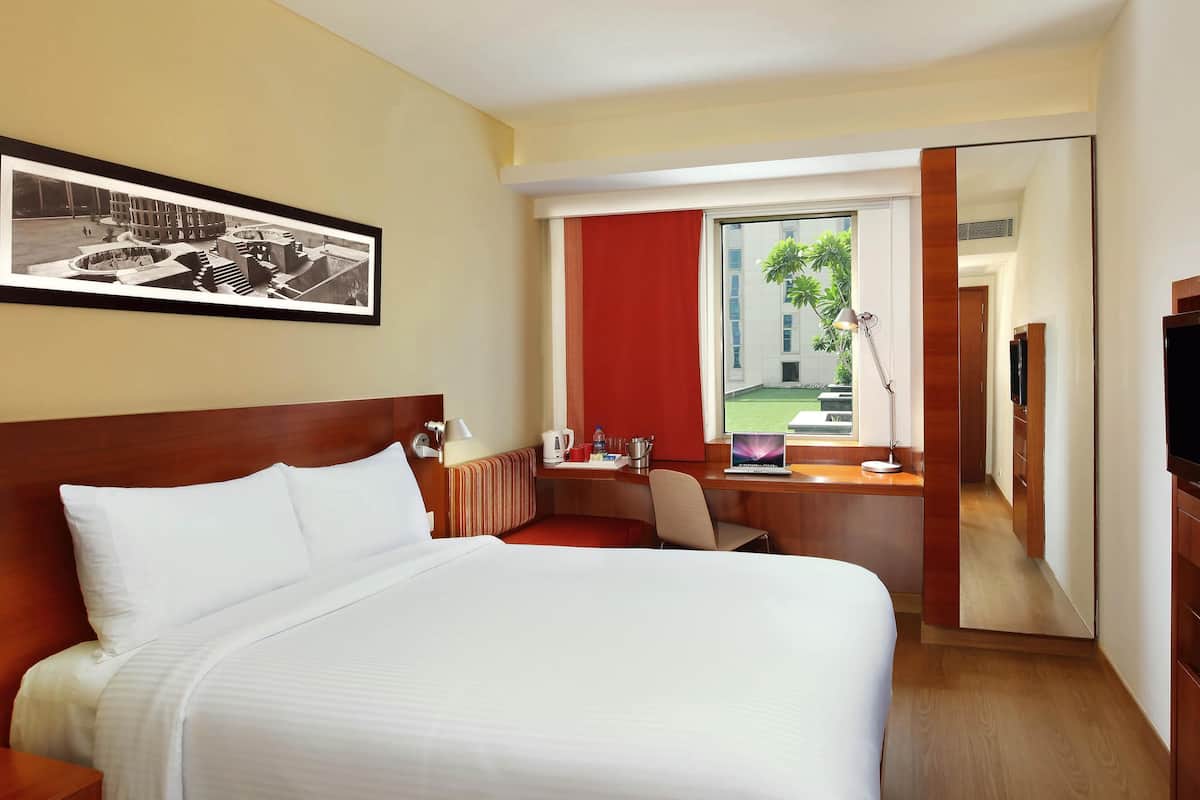 Standard Room, 1 Queen Bed | Memory foam beds, minibar, in-room safe, desk