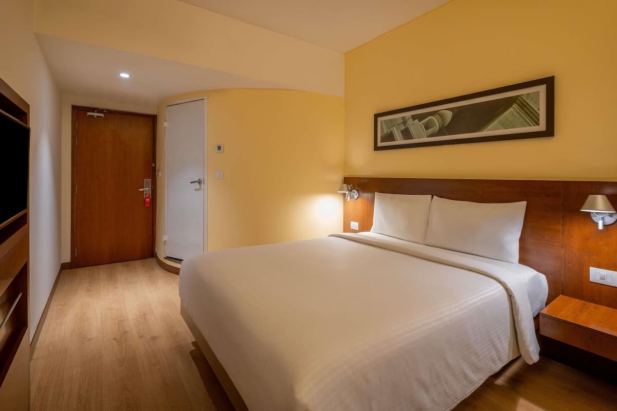 Rom – deluxe, 1 dobbeltseng | Memory foam-senger, minibar, safe på rommet og skrivebord