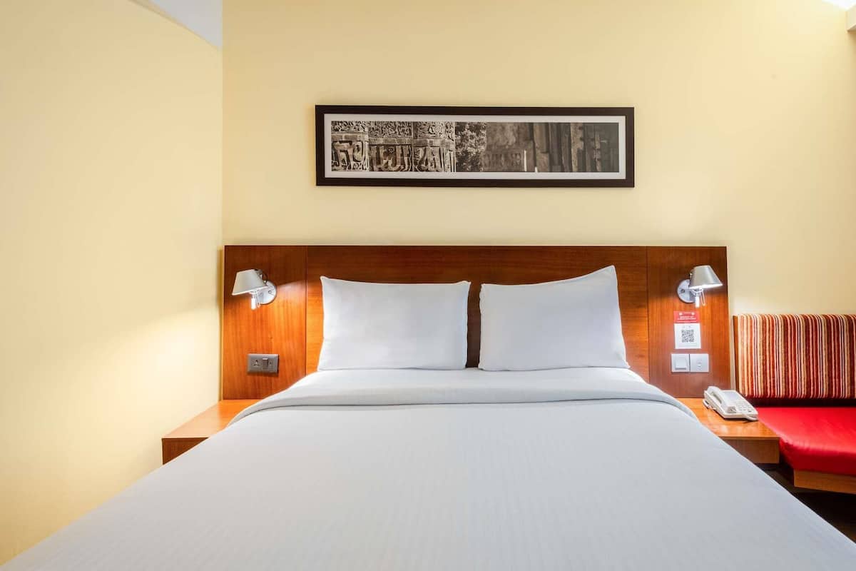 Standard Room, 1 Queen Bed | Memory foam beds, minibar, in-room safe, desk