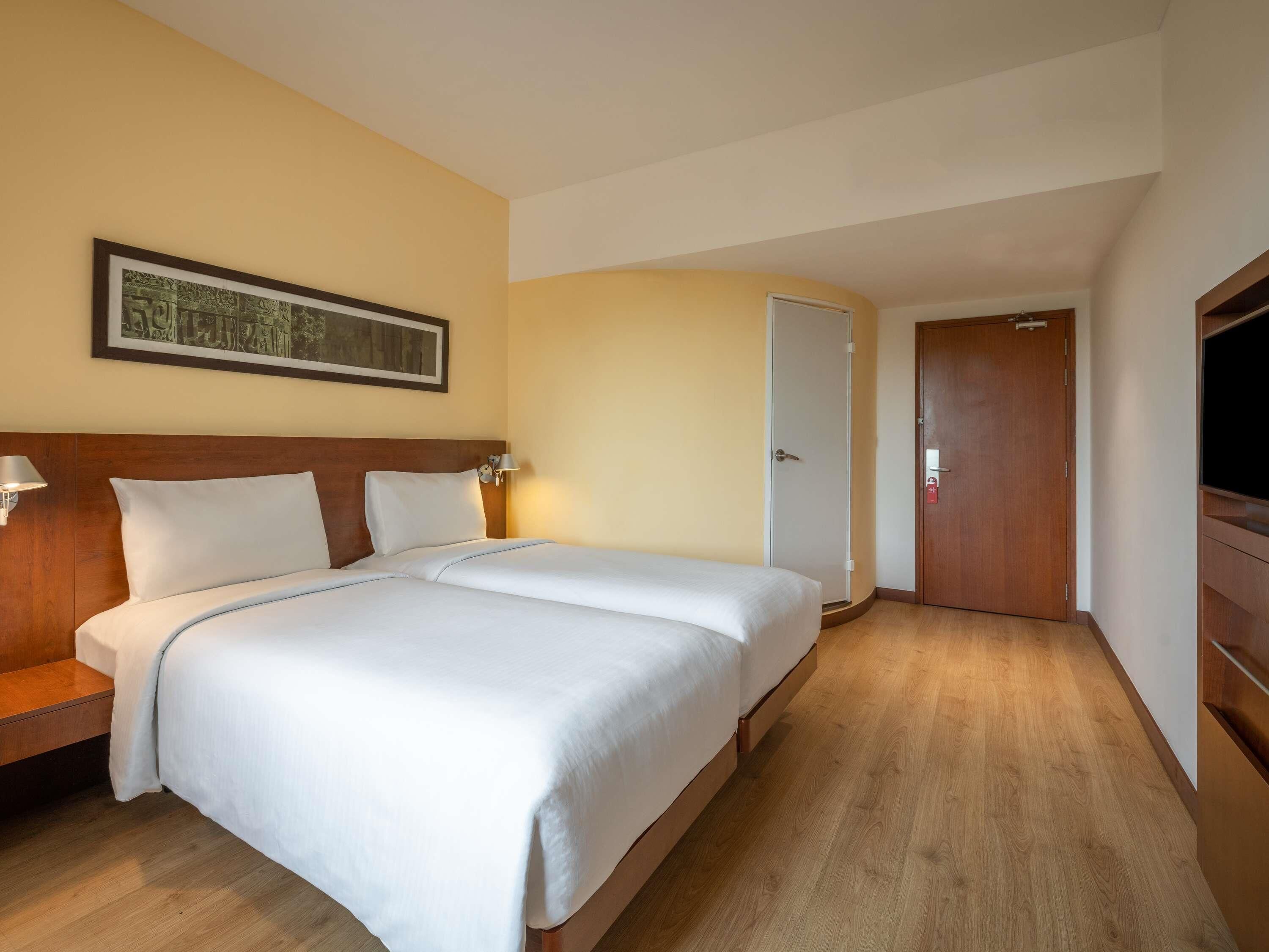 Memory foam-madrasser, minibar och värdeförvaringsskåp på rummet