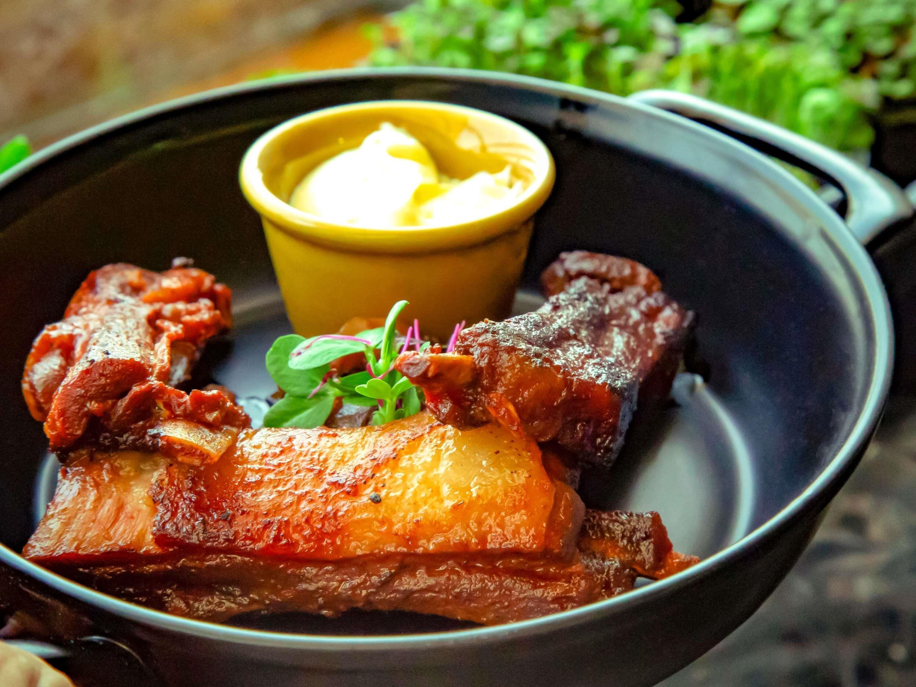 Kødret med sauce og en lille skål sauce.
