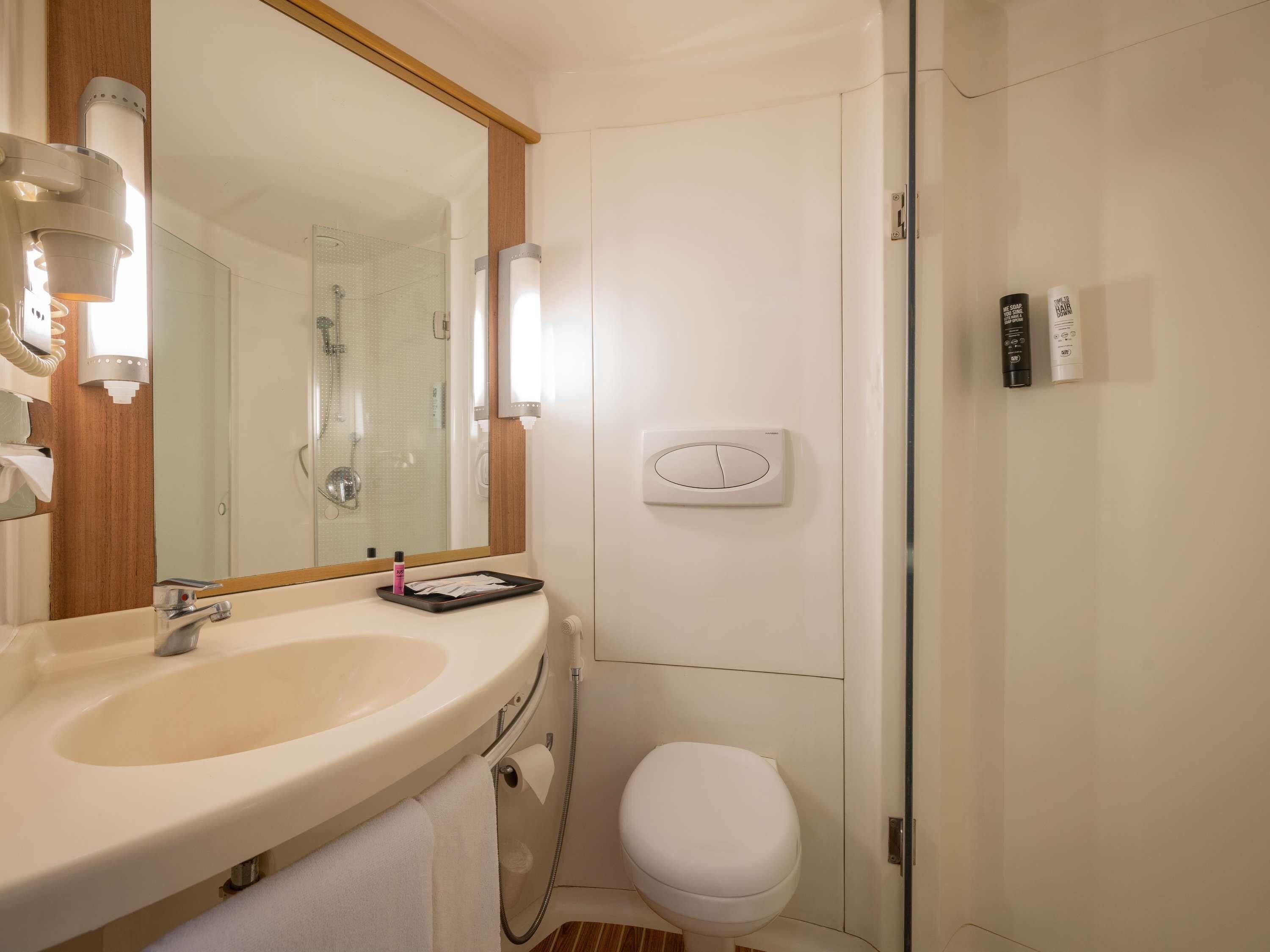 Memory foam-madrasser, minibar och värdeförvaringsskåp på rummet