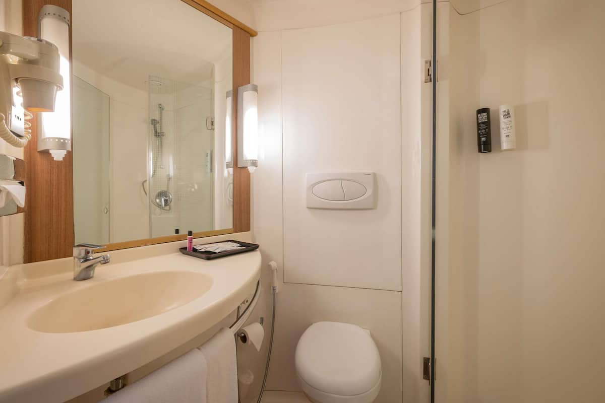 Memory foam-madrasser, minibar och värdeförvaringsskåp på rummet