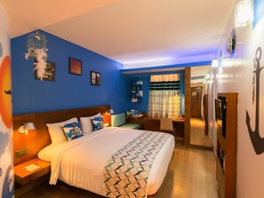 Busa memori, bar mini, peti besi dalam bilik, meja 