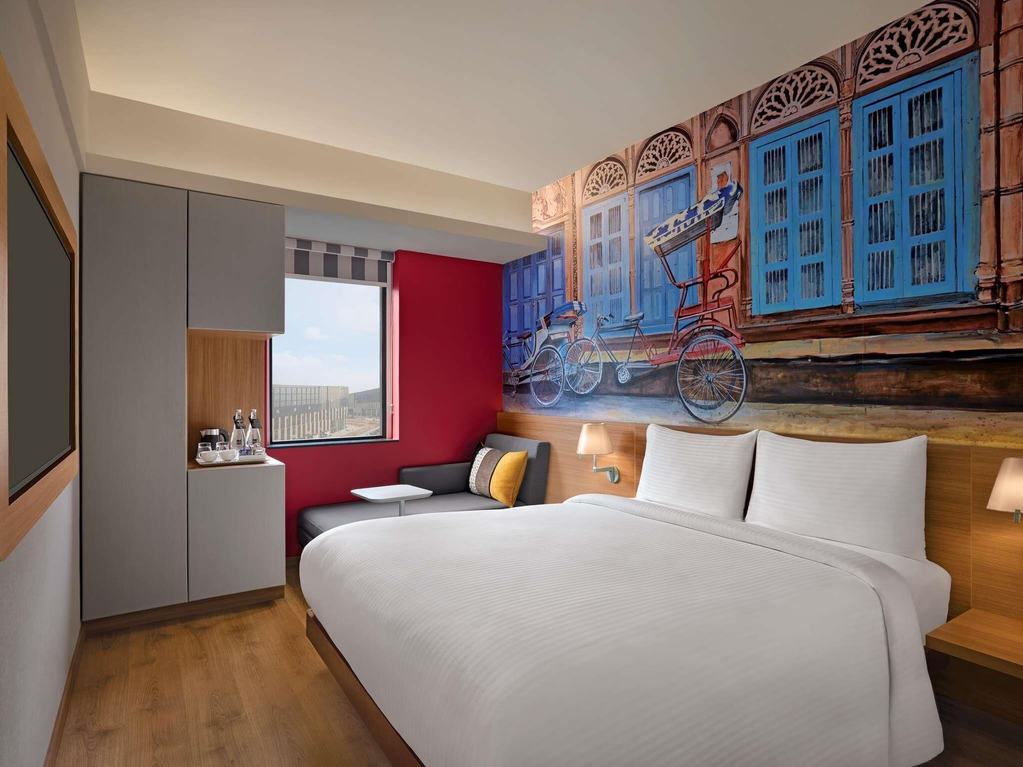 Deluxe Room, 1 Double Bed | Memory foam beds, minibar, in-room safe, desk