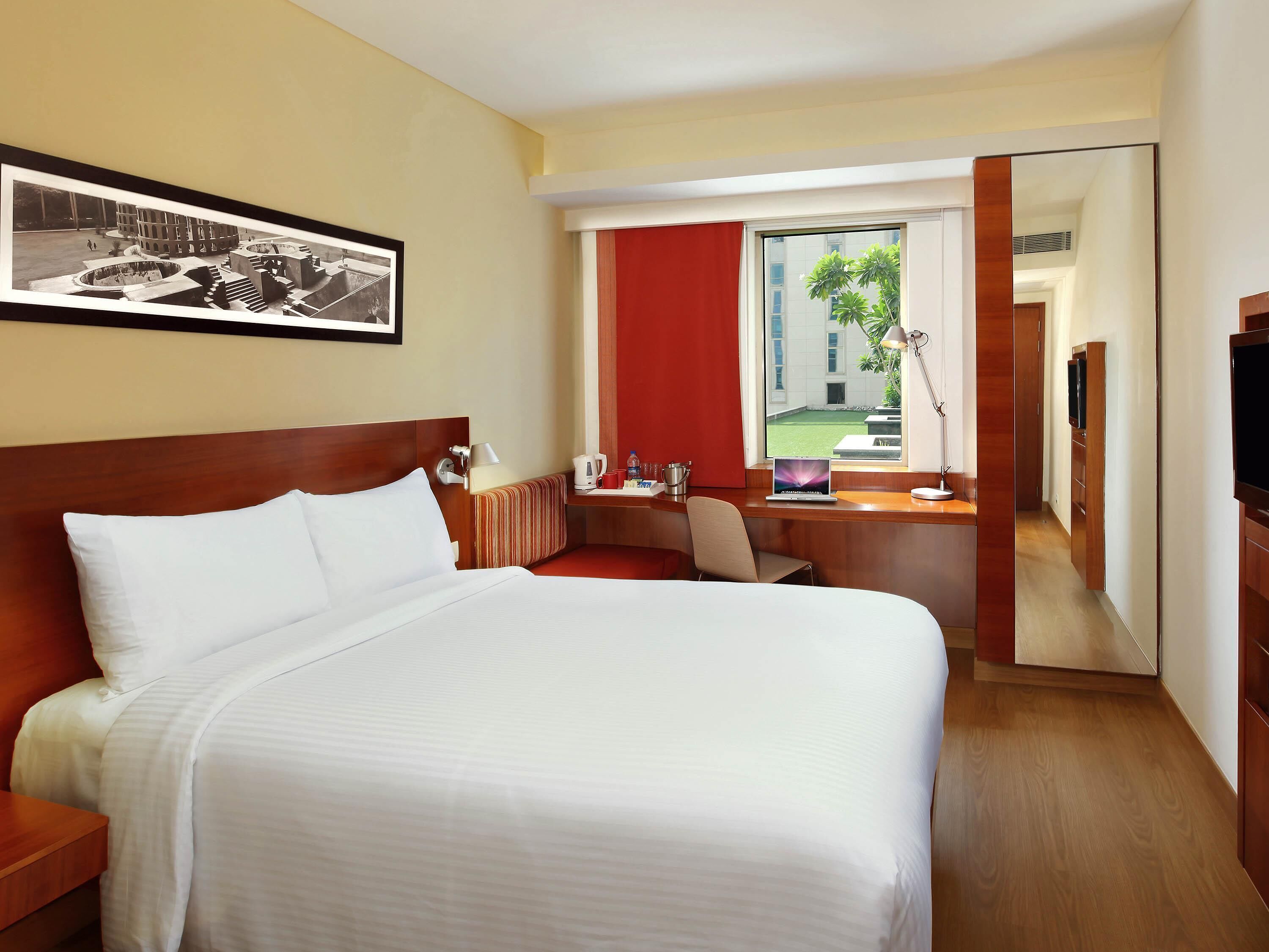 Standard Room, 1 Queen Bed | Memory-foam beds, minibar, in-room safe, desk