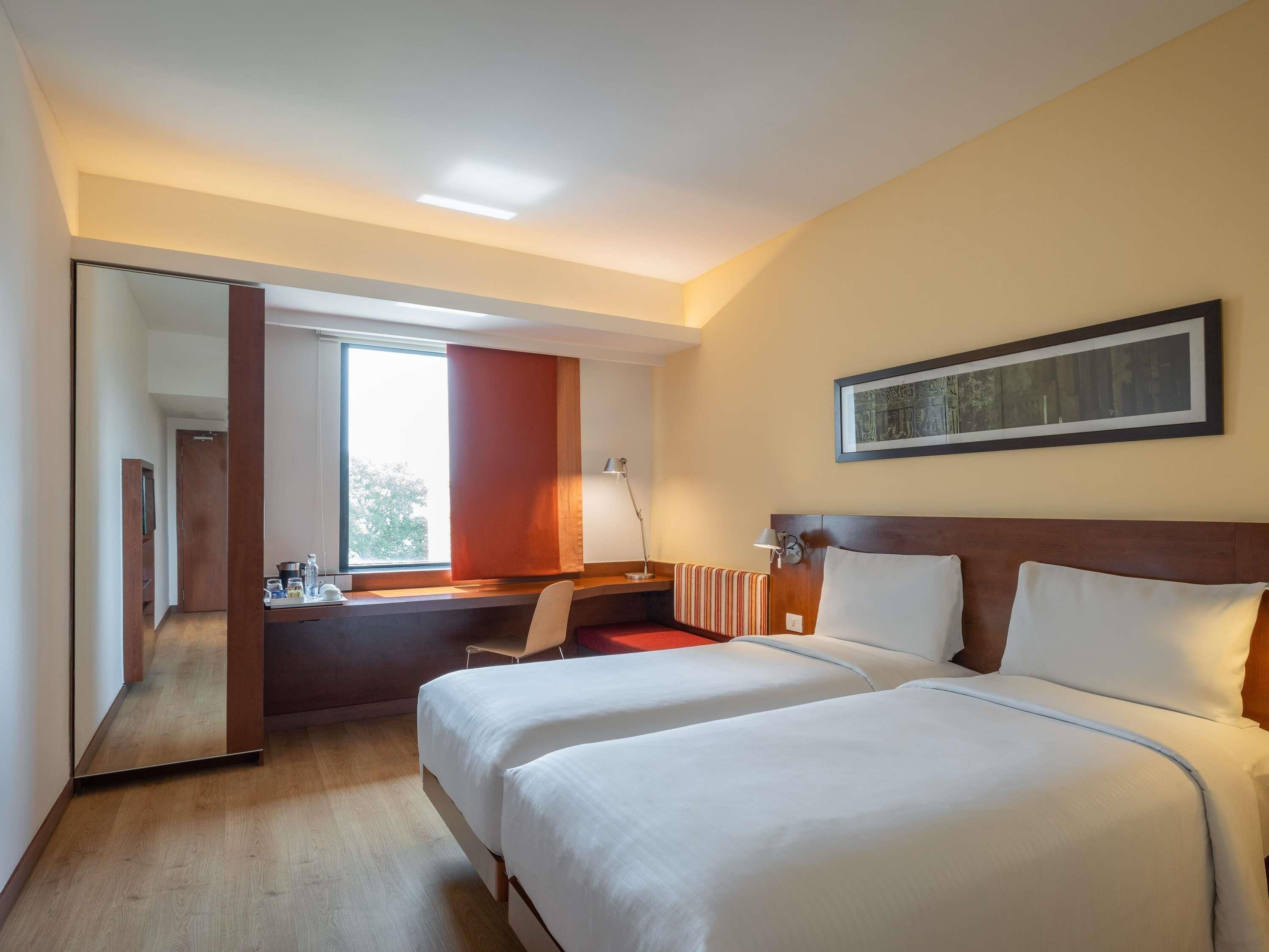 Superior kamer, 2 eenpersoonsbedden, uitzicht op zwembad | Bedden met traagschuimmatrassen, een minibar, een kluis op de kamer