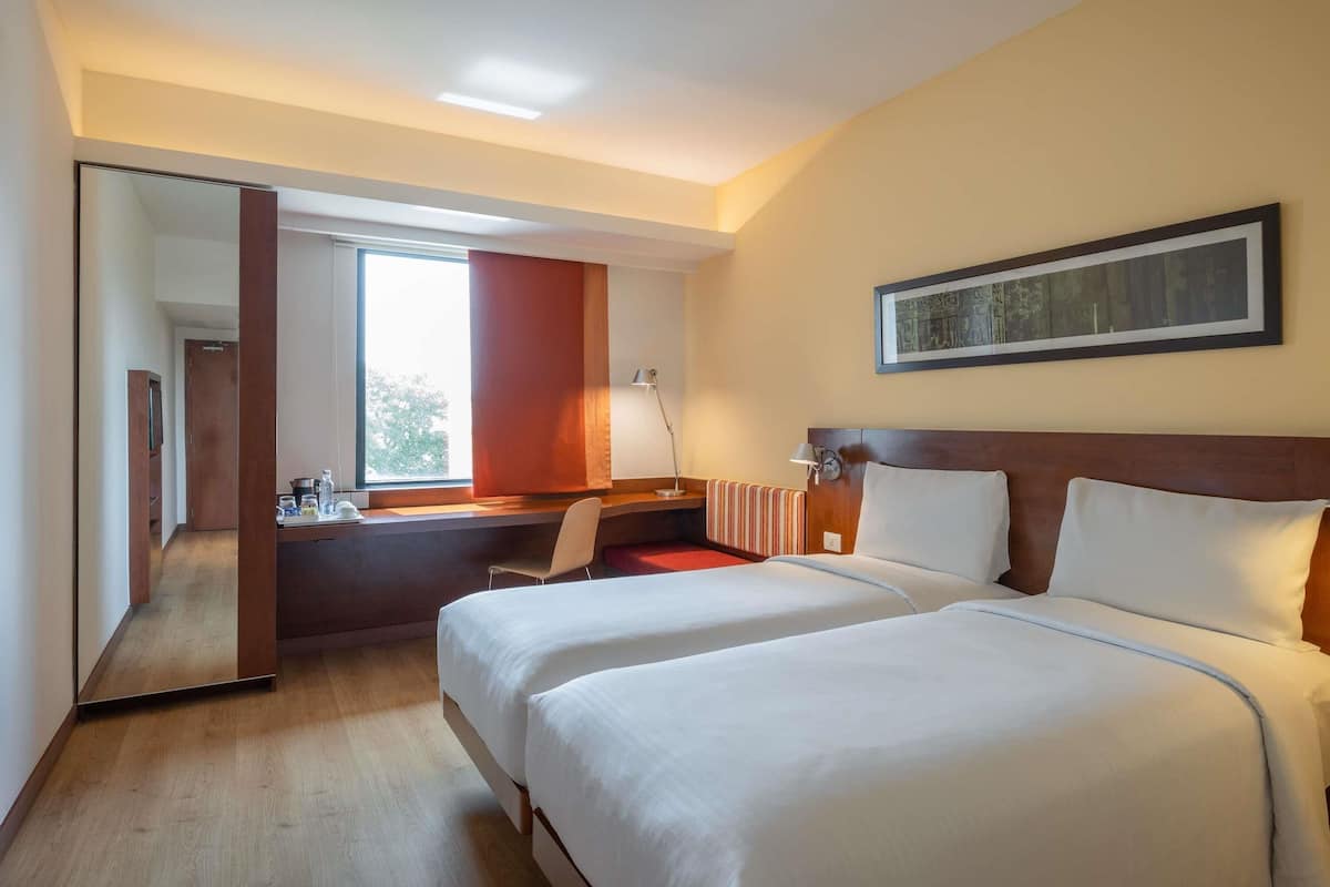 Chambre supérieure, 2 lits jumeaux, vue sur la piscine | Lit avec matelas en mousse à mémoire, minibar, coffre-fort, bureau