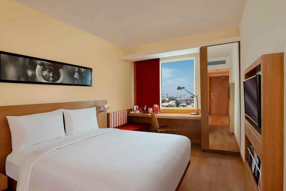 Standard Room, 1 Katil Ratu (Queen) (Extra Benefits) | Busa memori, bar mini, peti besi dalam bilik, meja