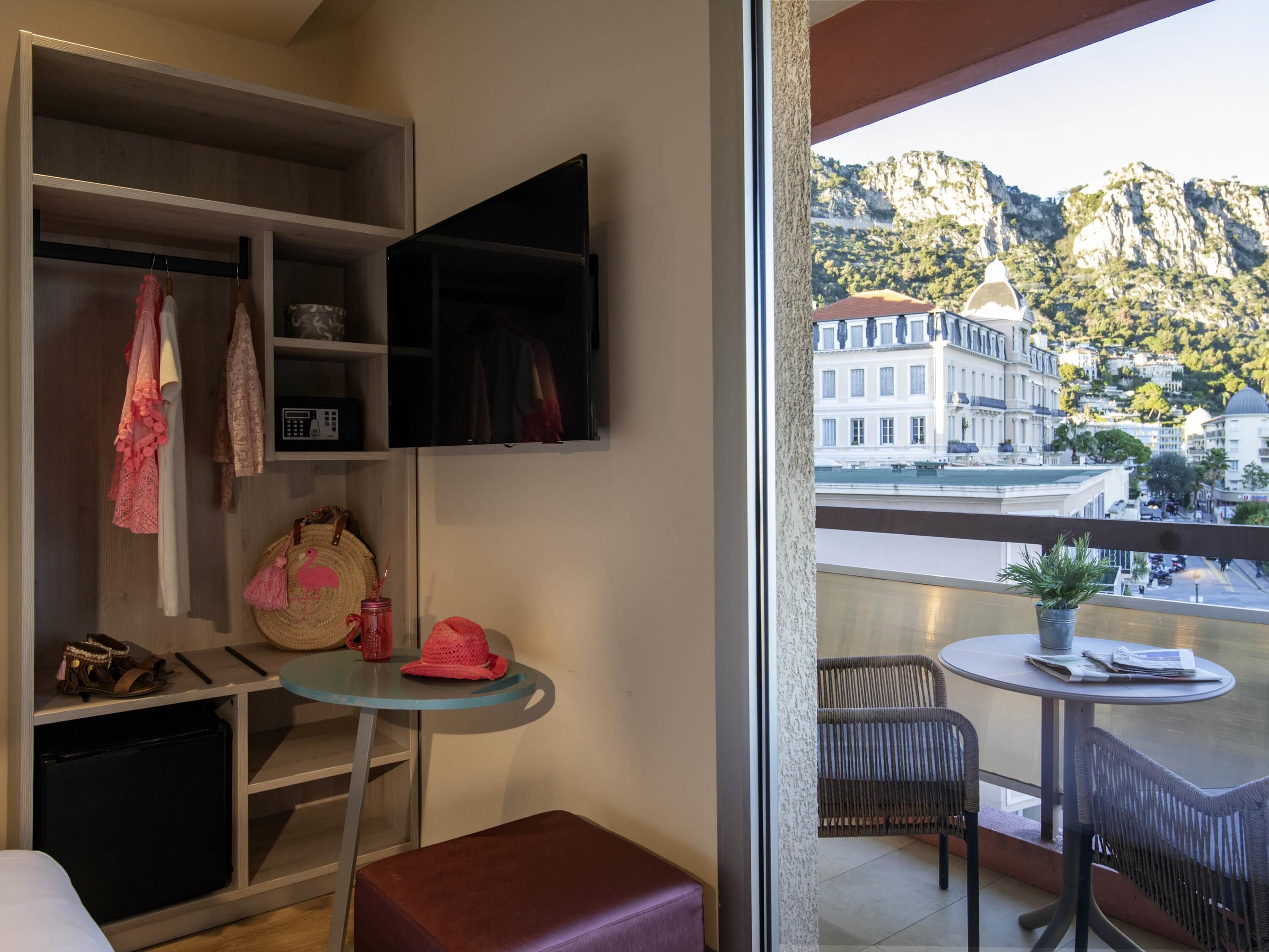 Caja de seguridad en la habitación y escritorio 