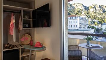 Caja de seguridad en la habitación y escritorio