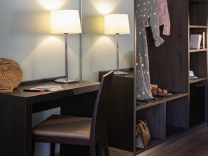 Standard dubbelrum - 1 dubbelsäng med bäddsoffa | Värdeförvaringsskåp på rummet, skrivbord och strykjärn/strykbräda