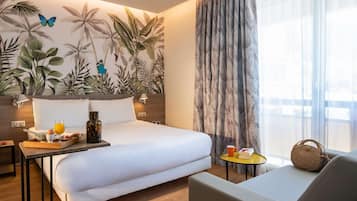 Chambre Double Standard, 1 lit double et 1 canapé-lit | Coffres-forts dans les chambres, bureau, fer et planche à repasser